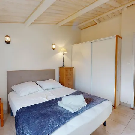 La Bleu 300 M De La Holiday home *