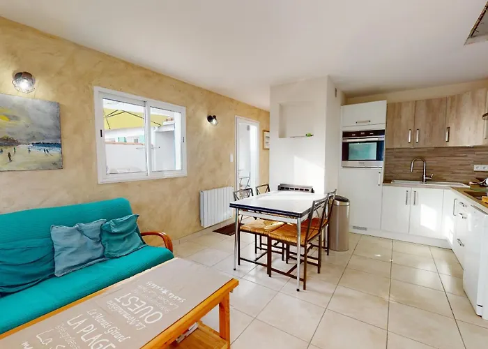 La Bleu 300 M De La 度假居